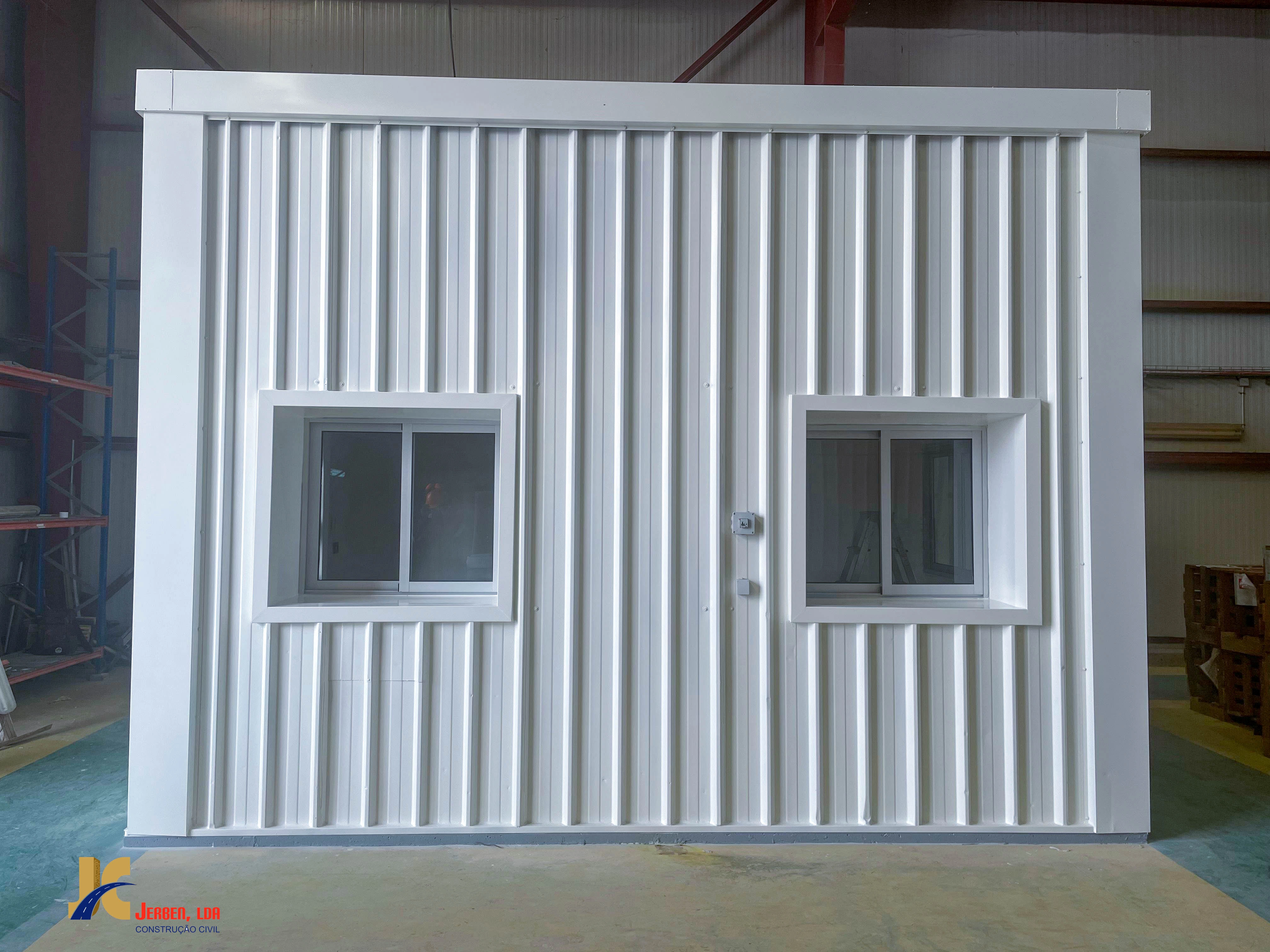 Fachada exterior do escritório reabilitado no Armazém C1 da Azule Energy — Jerben LDA, Soyo