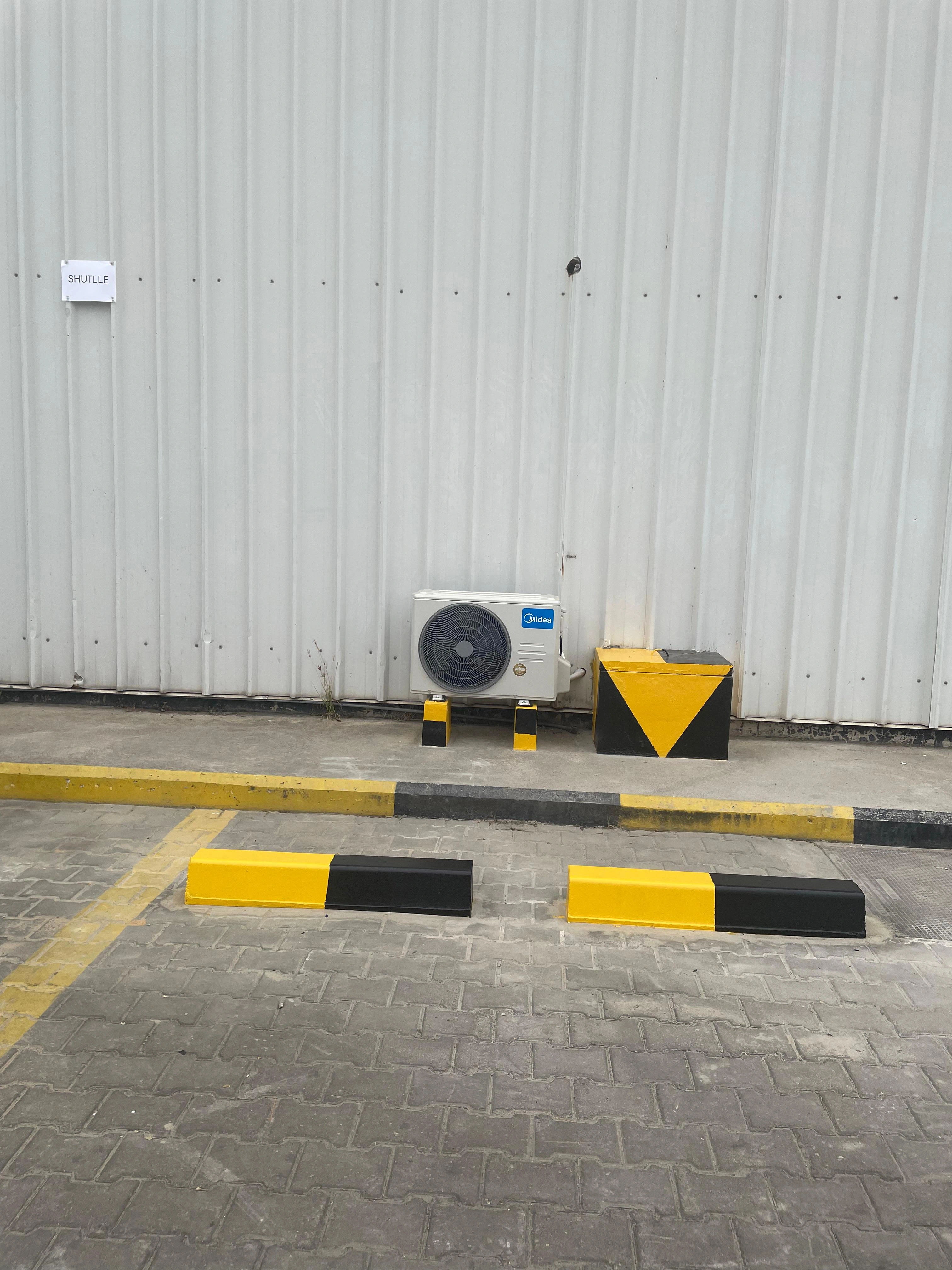 Vista exterior do escritório com unidade de ar condicionado — Armazém C1 Azule Energy, Soyo