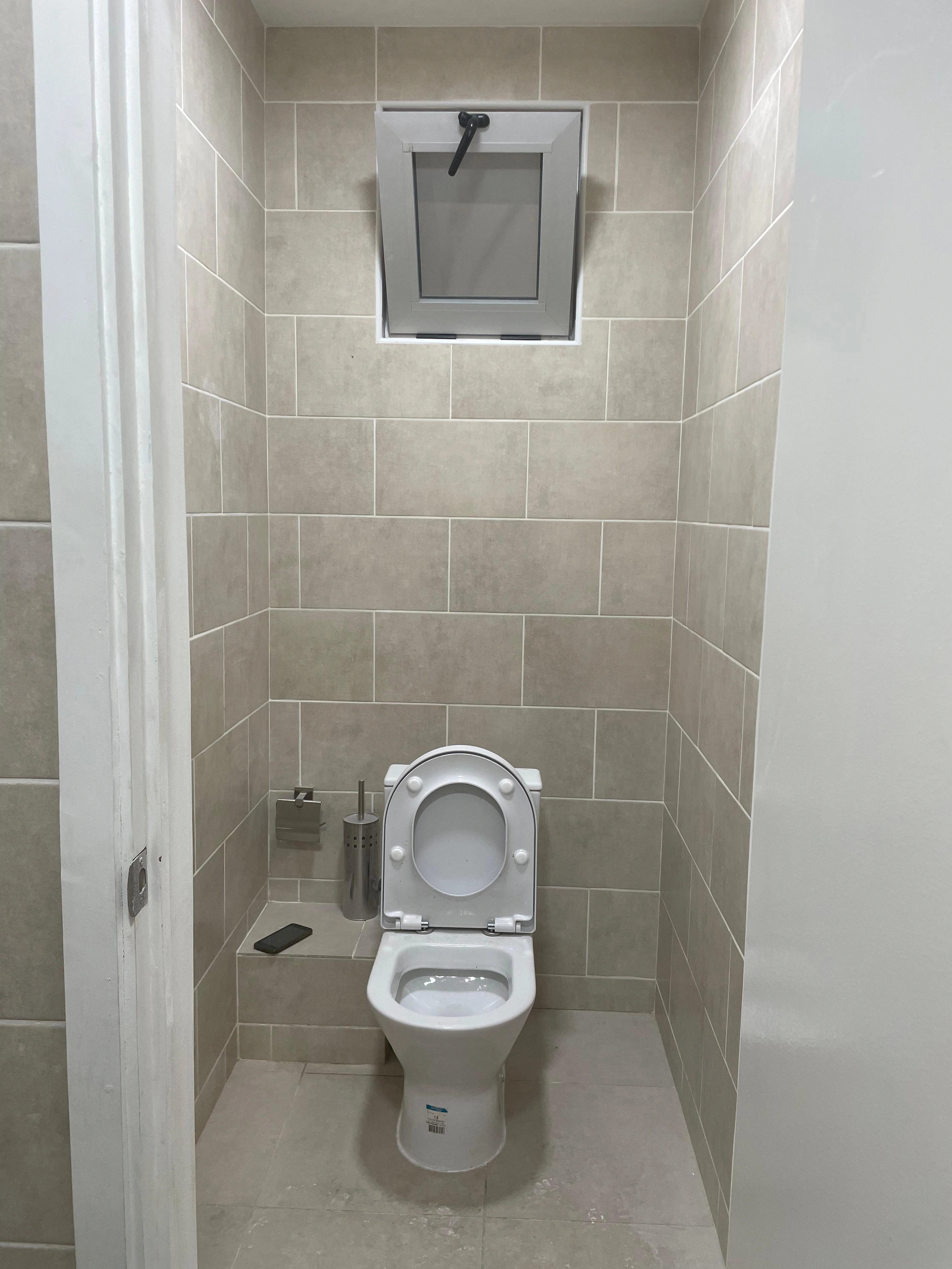 Casa de banho reabilitada com cerâmica e loiças sanitárias — Azule Energy, Soyo Angola