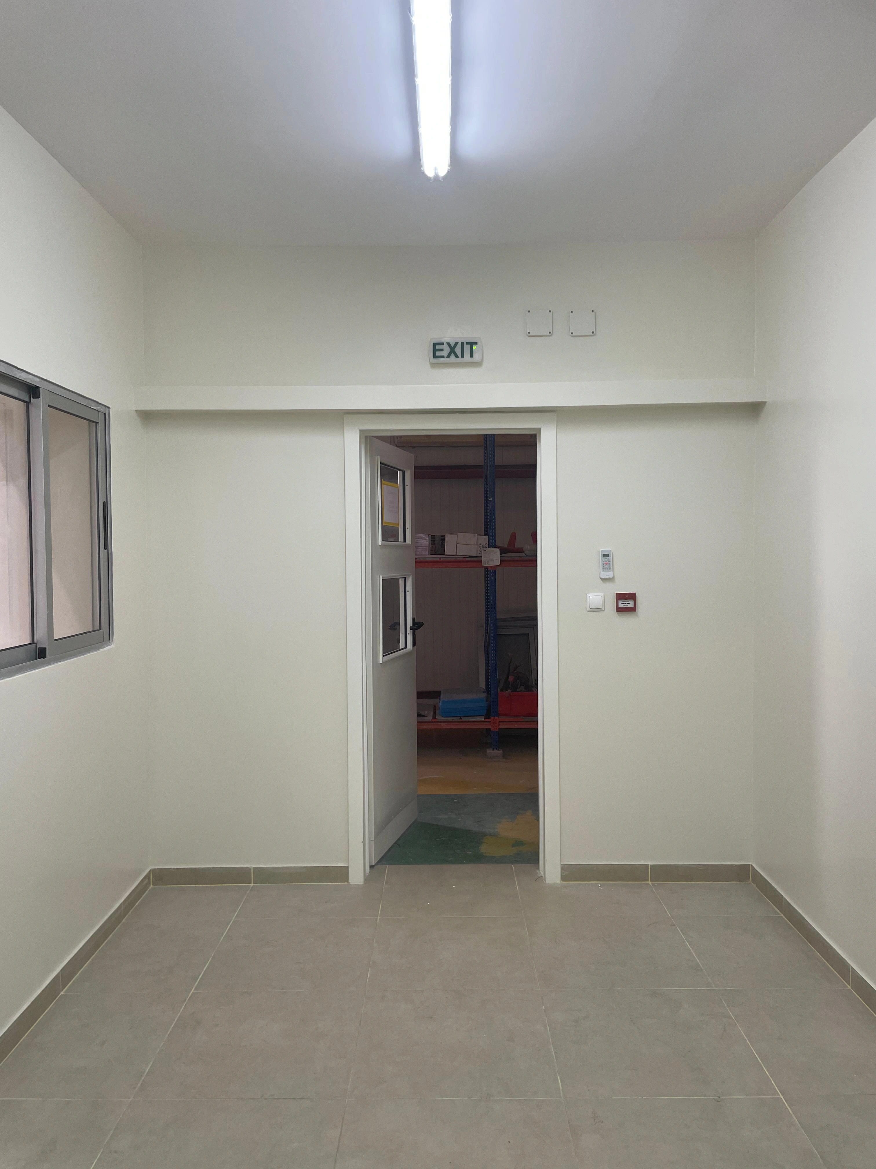 Interior do escritório reabilitado — teto falso, iluminação LED e porta — Azule Energy, Soyo