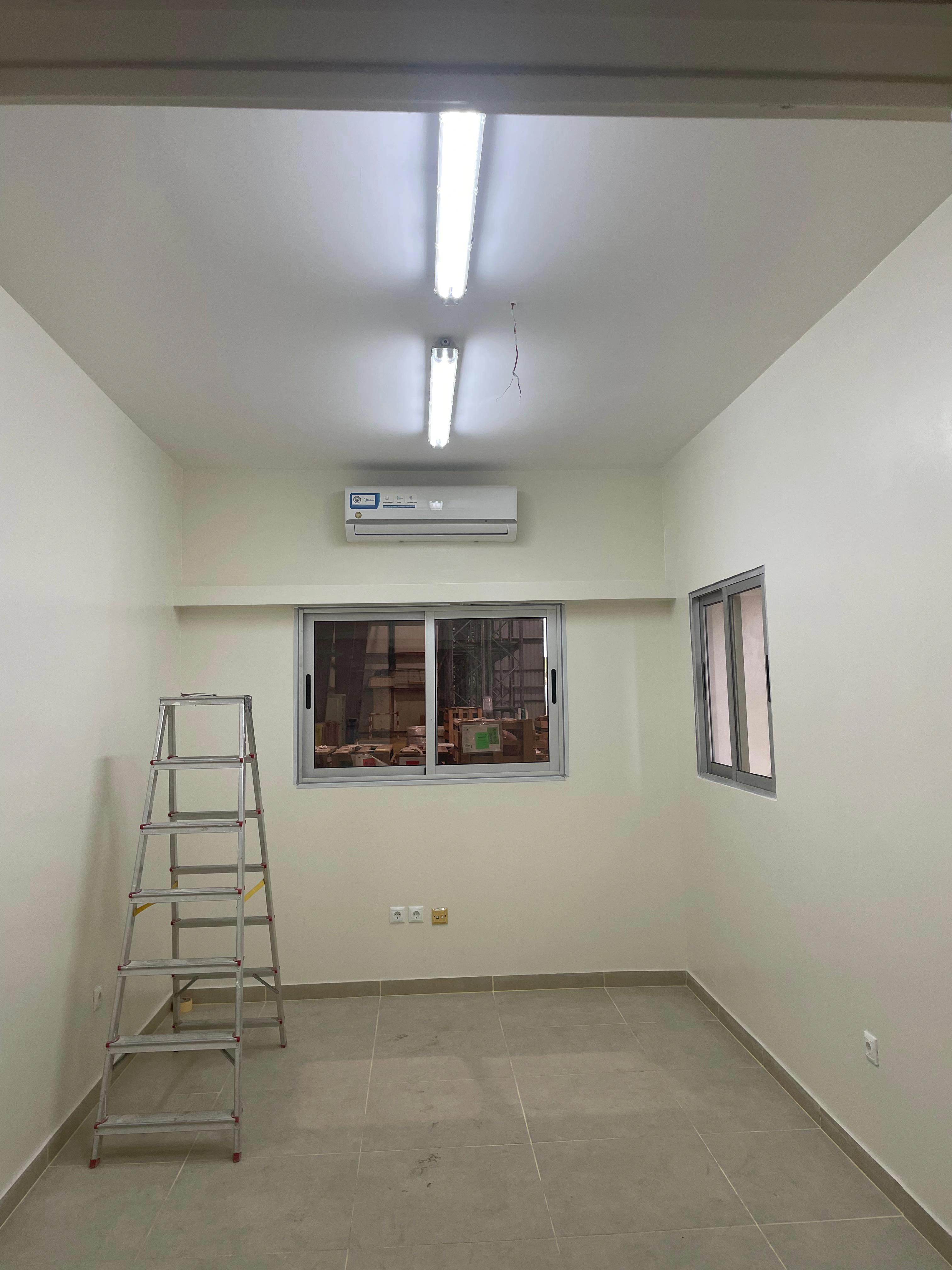 Sala de trabalho com ar condicionado, janelas e acabamentos — escritório Azule Energy, Soyo