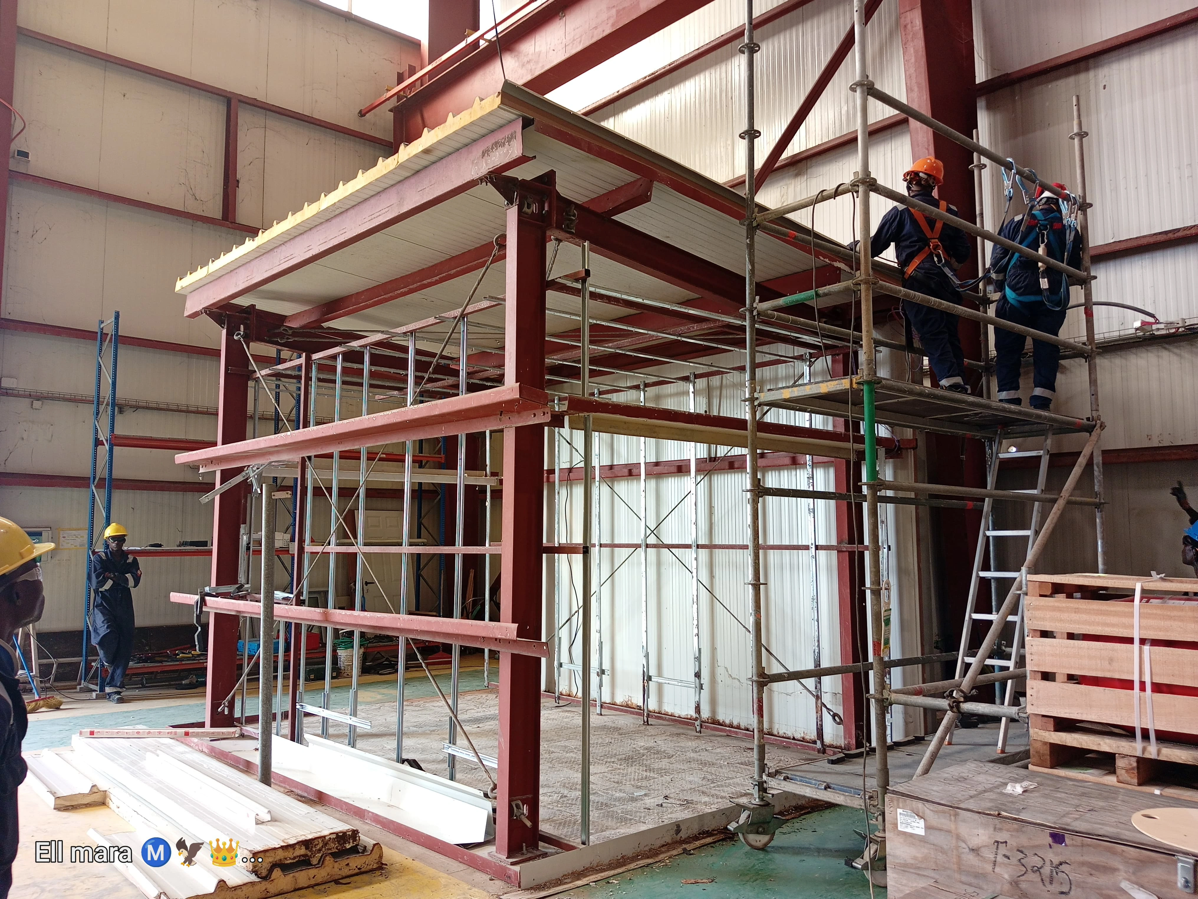 Equipa da Jerben LDA em andaimes durante a reabilitação do escritório da Azule Energy no Soyo