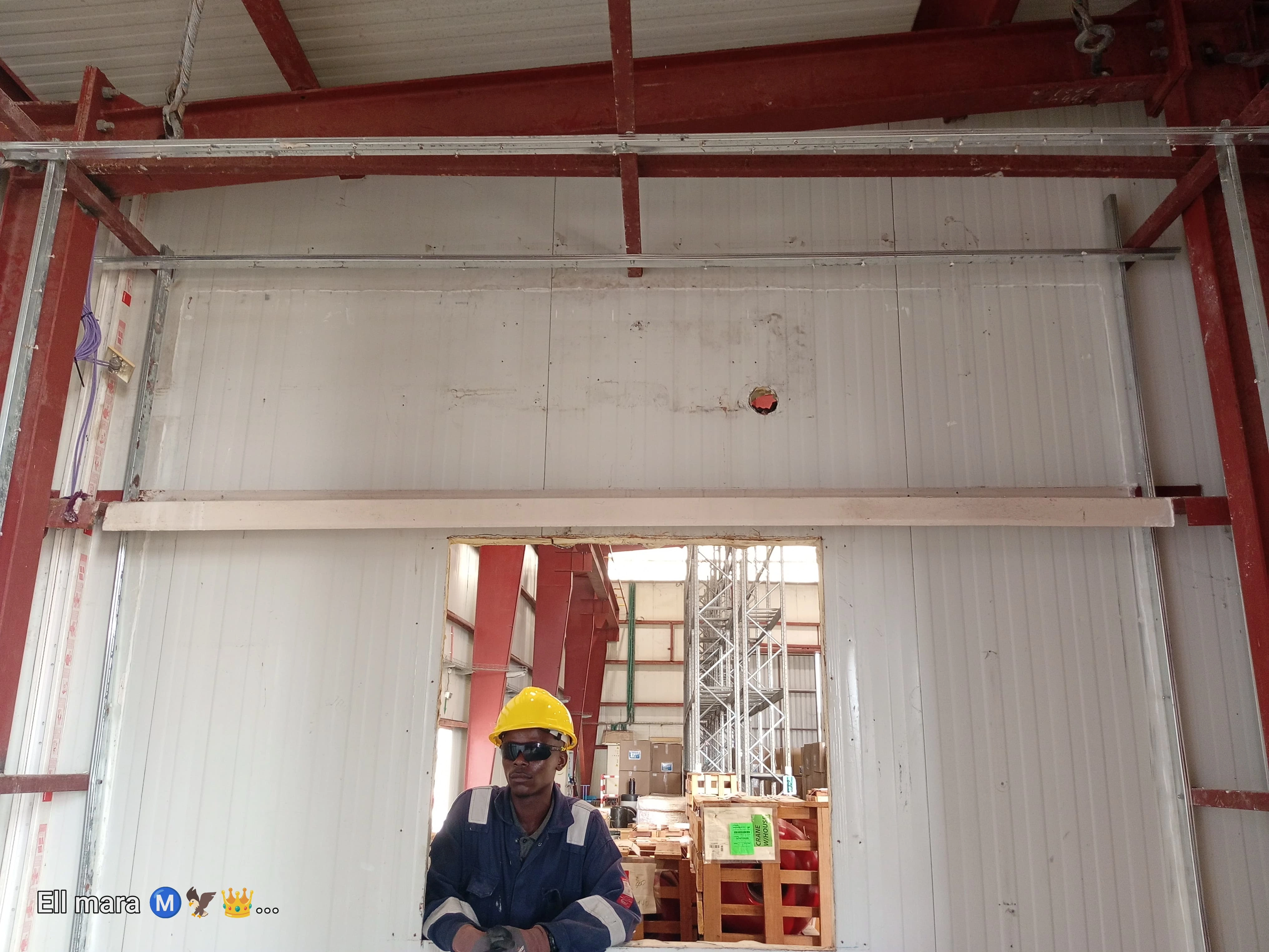 Trabalhador da Jerben LDA em frente à estrutura em construção — reabilitação no Armazém C1 Soyo